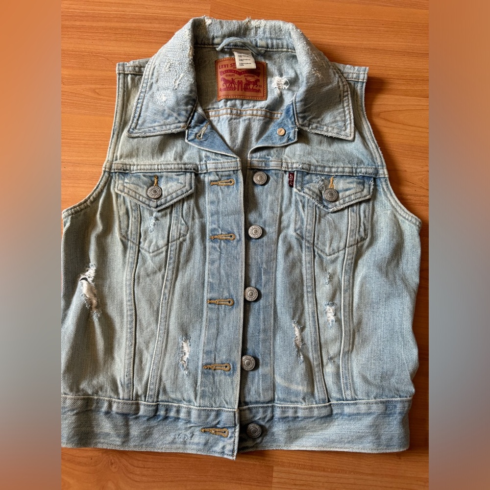 LEVIS Blue Snake Print Denim Trucker Distressed Vest Size XS.